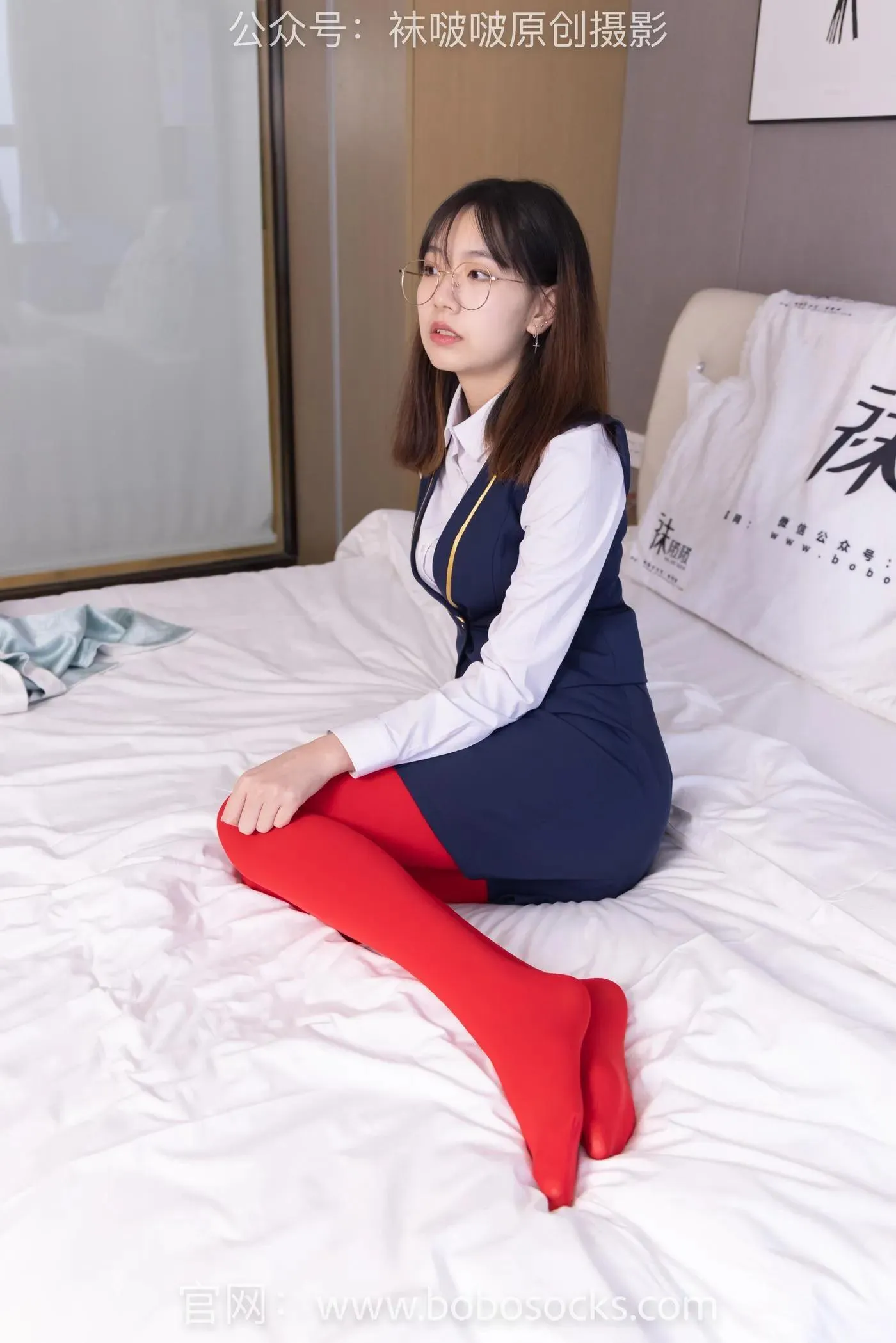 [BoBoSocks袜啵啵]NO.132 小甜豆-aj1板鞋、蓝色短靴、厚黑丝、厚红丝 [145P]插图8